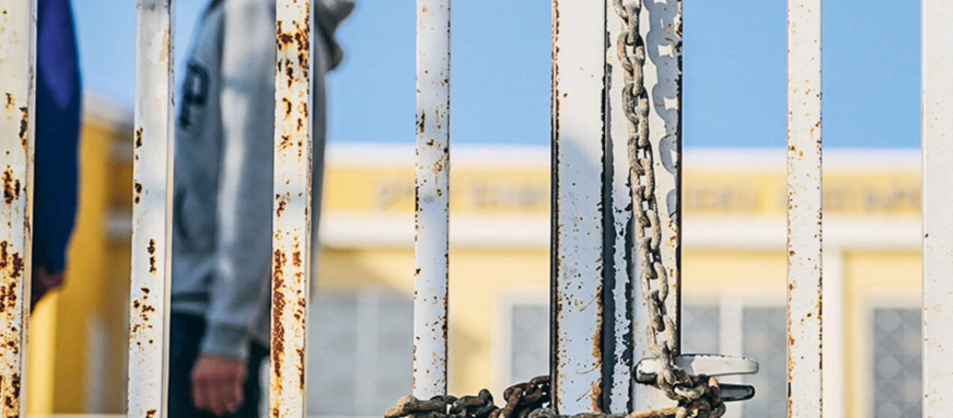 «Φακέλωμα» σε όσους αντιδρούν στην μάσκα: Ψάχνουν να μάθουν τα ονόματα των καταληψιών στα σχολεία